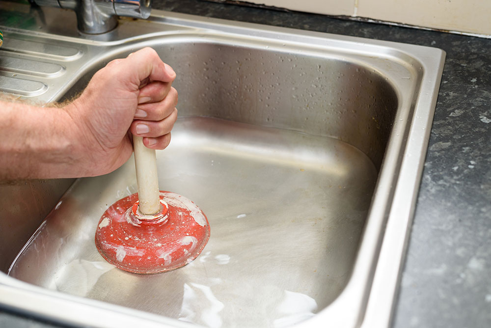 I rimedi per sturare i tubi intasati del bagno e della cucina