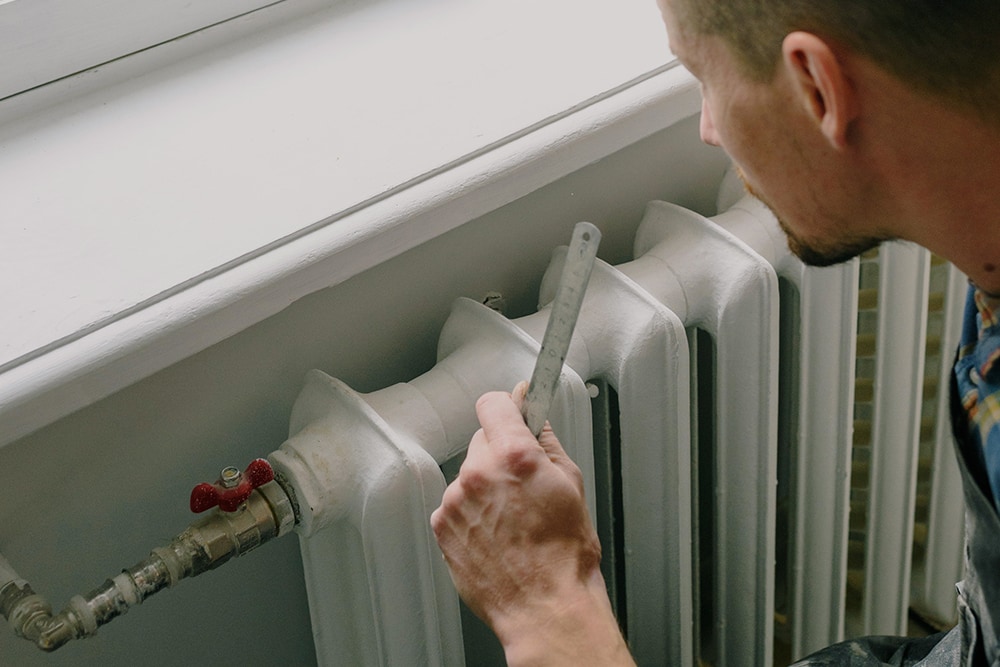 Come sostituire la valvola di sfiato del termosifone 